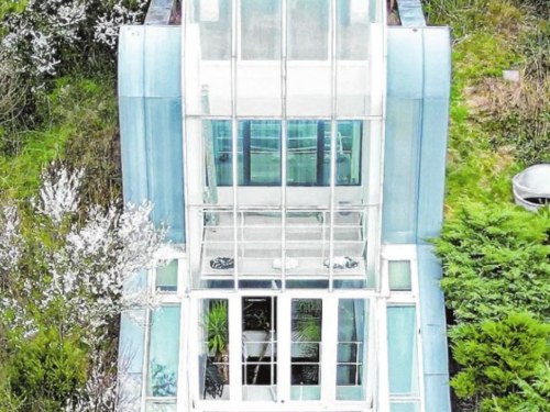 Vor zehn Jahren ist der Tiroler Baukünstler Horst Parson gestorben. Sein „Traumhaus“ hat er allerdings nicht für sich, sondern für eine mit ihm befreundete Künstlerin in einen Steilhang implantiert.